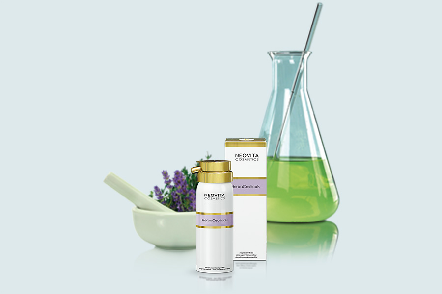 NEOVITA Produktflasche neben Laborgefäß mit grüner Flüssigkeit und Lavendelblüten. Symbol für wissenschaftlich fundierte, natürliche Hautpflege.