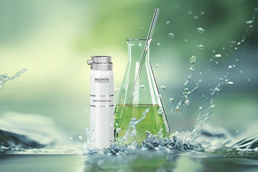 NEOVITA Produktflasche mit Laborgefäß und grünlicher Flüssigkeit vor Wasserhintergrund. Darstellung des innovativen, konservierungsmittelfreien Singer-Verfahrens.